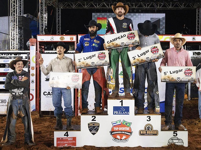 Filipinho conquista rodeio de Castilho