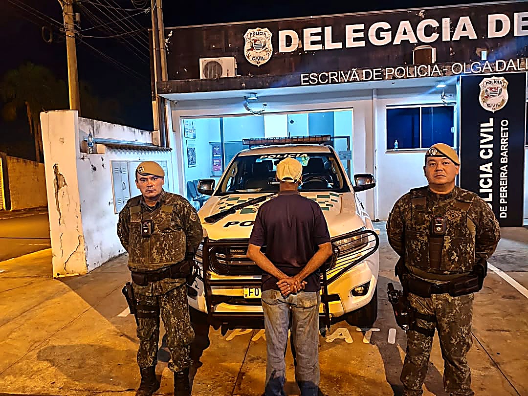 Caseiro é preso com arma e ave silvestre