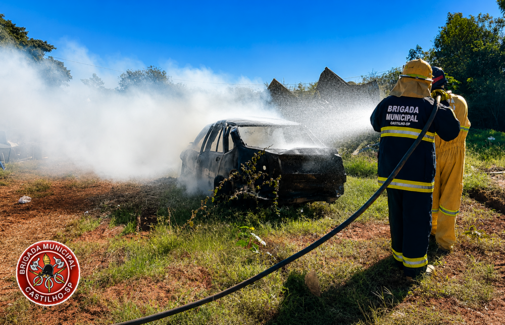 Brigada Municipal de Castilho realiza treinamento de combate a incêndio em veículo com caminhão de 12 mil litros