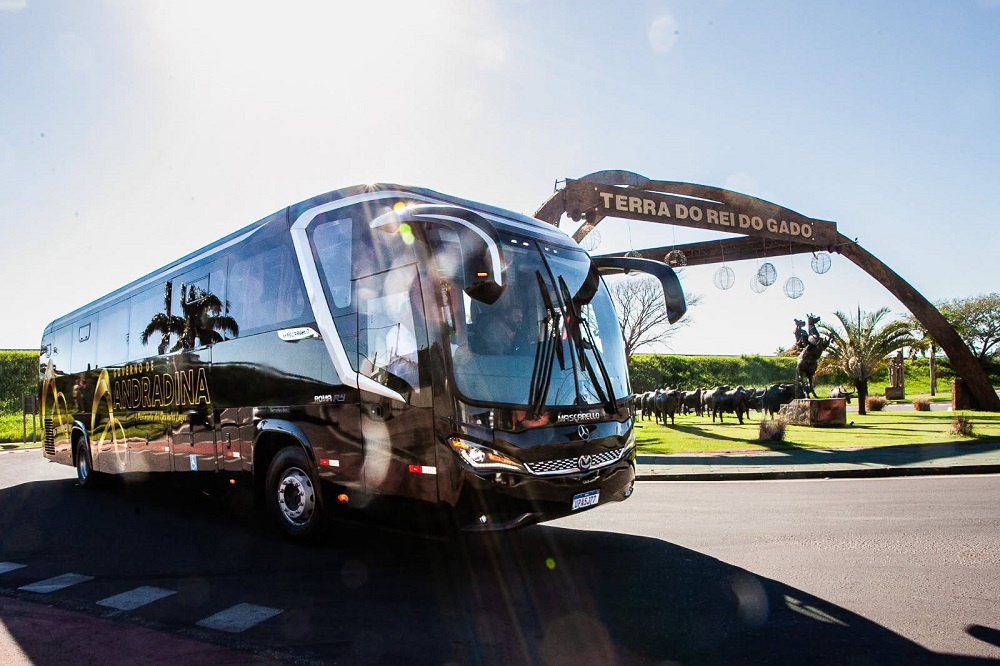 Andradina investe R$ 1,5 milhão e reforça transporte de pacientes com novo ônibus para a saúde