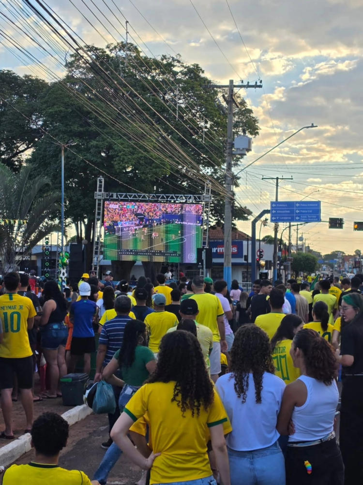 Mesmo com eliminação do Brasil, Praça da Matriz reúne famílias e show anima noite em Castilho