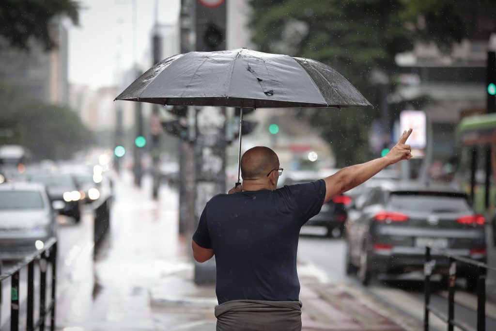 Frente fria derruba temperaturas e muda o tempo em São Paulo neste fim de semana