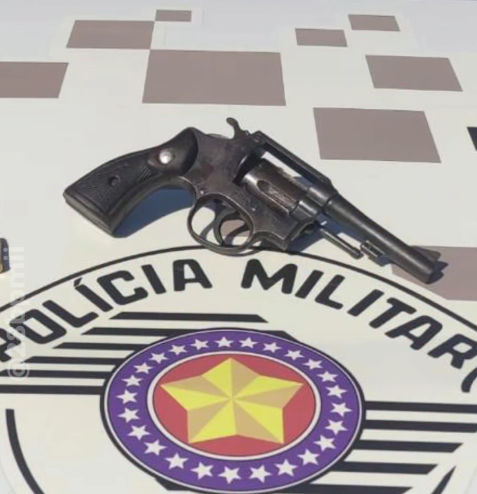 Homem é autuado por posse ilegal de arma de fogo após PM apreender revólver calibre .38 em comércio de Andradina