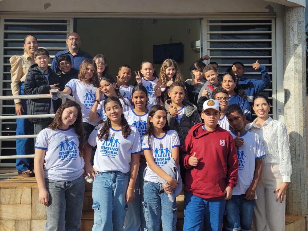 Alunos da E.E. Armel Miranda conhecem bastidores da TV e transformam teoria em prática durante visita à SRCTV