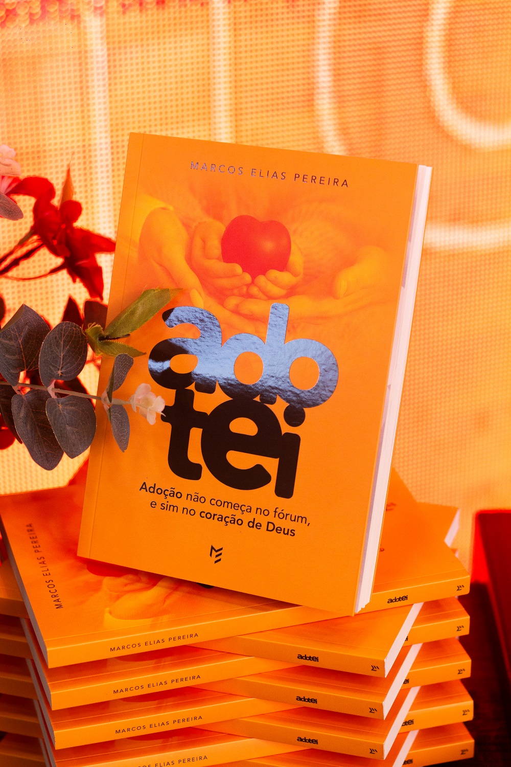 Pastor Marcos Elias lança livro "Adotei" e destina toda a renda para construção de orfanato na África