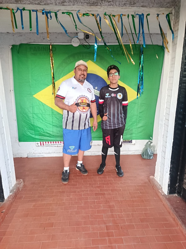 Castilho: adolescente que vendia paçocas conquista bolsa em escolinha de futebol após mobilizar comunidade