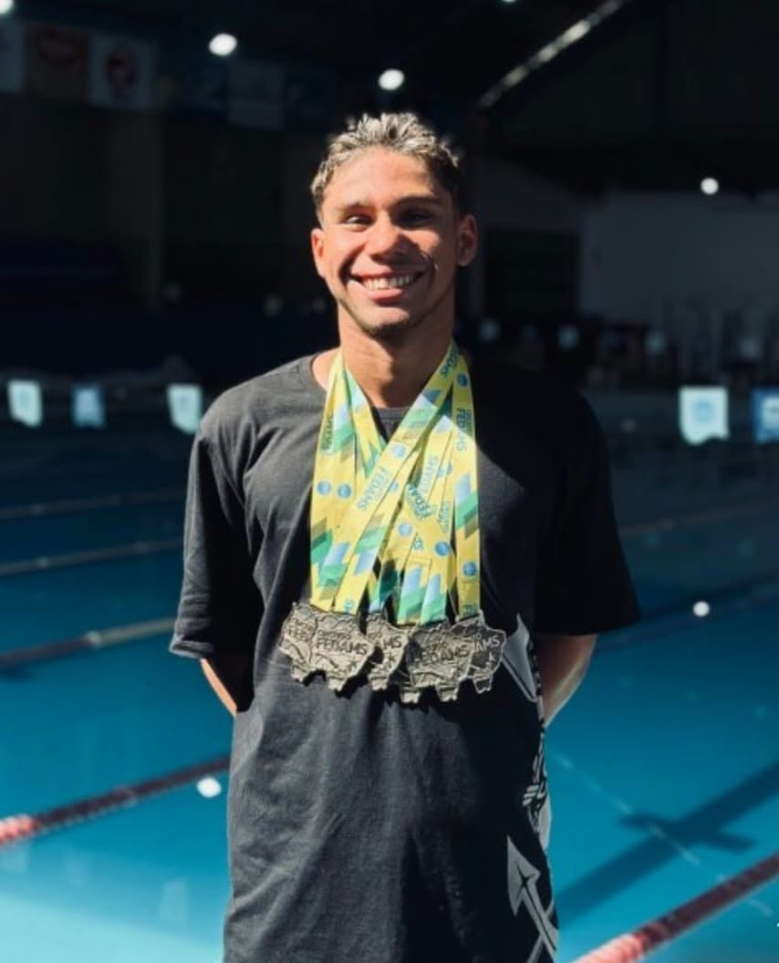 Andradinense Davi Kenzo conquista seis medalhas de ouro e entra no ranking brasileiro de natação