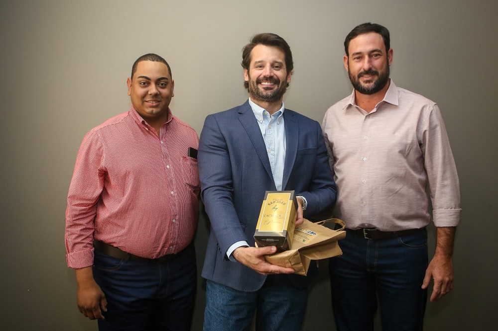 Castilho recebe nova retroescavadeira para fortalecer atendimento aos produtores rurais