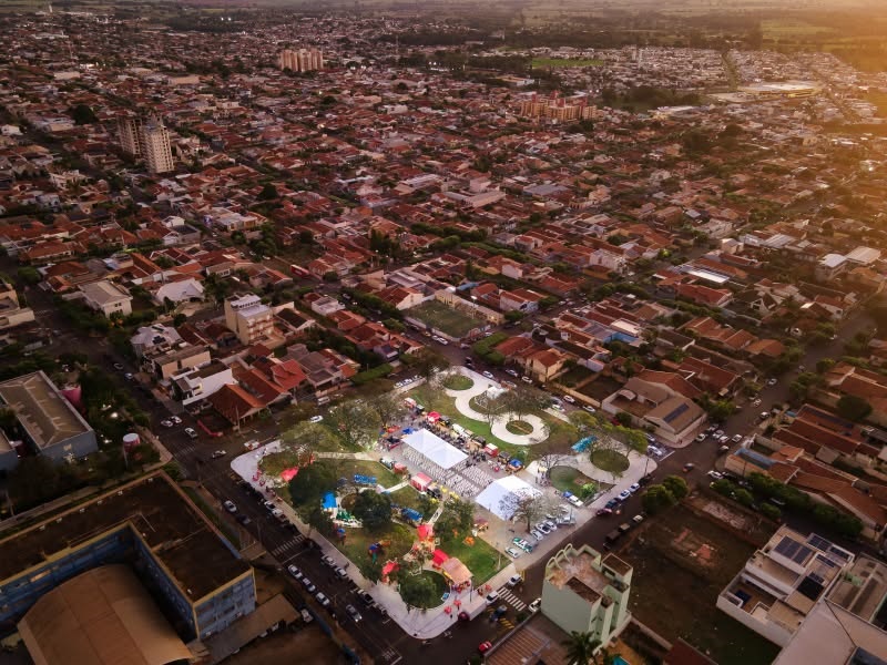 Feira livre volta à Praça José Vieira após revitalização e reforça novo espaço de convivência em Andradina