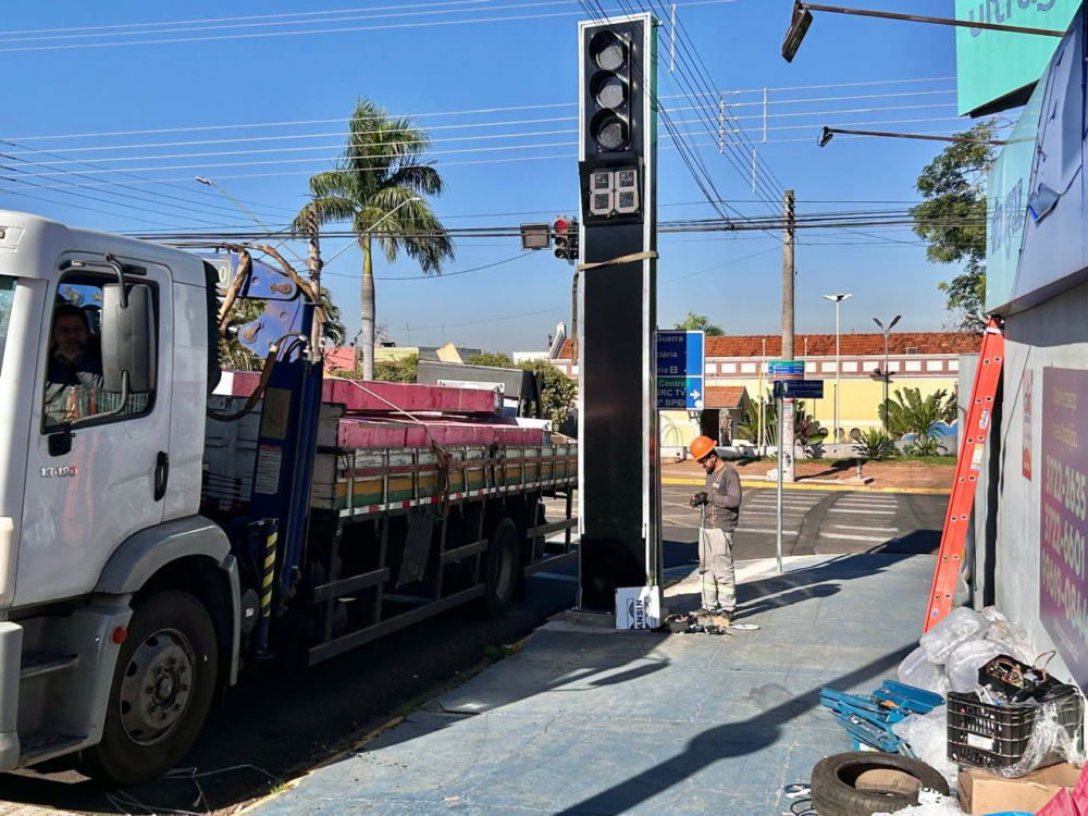 Andradina amplia semáforos inteligentes e completa modernização da Avenida Guanabara