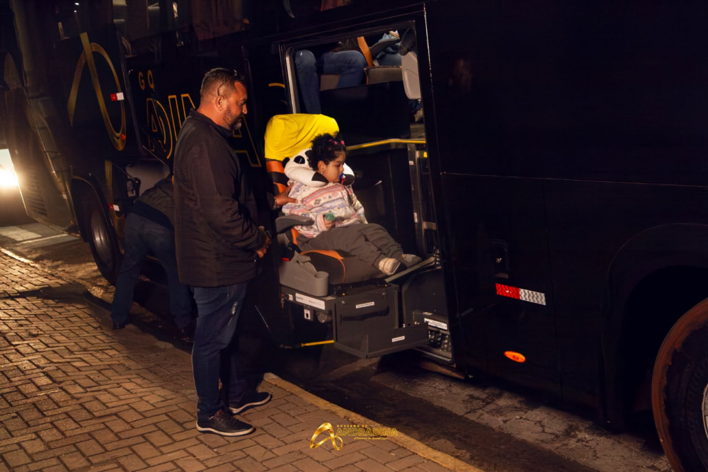 Novo ônibus da Saúde faz primeira viagem e leva pacientes para tratamento com mais conforto em Andradina
