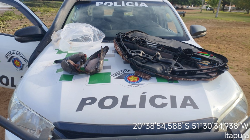 Homem é flagrado caçando aves com arco e flecha em praia de Itapura