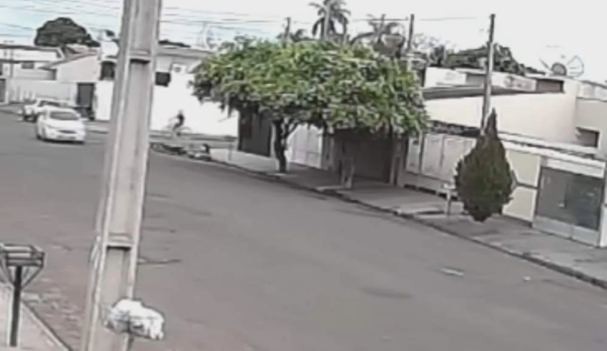 Câmera registra acidente e fuga de carro em Andradina